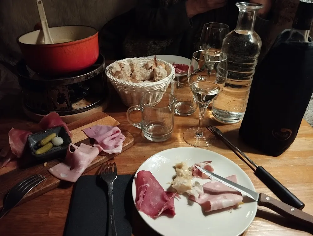 Fondue Savoyarde Aux Morilles Avec Planche de Charcuteries